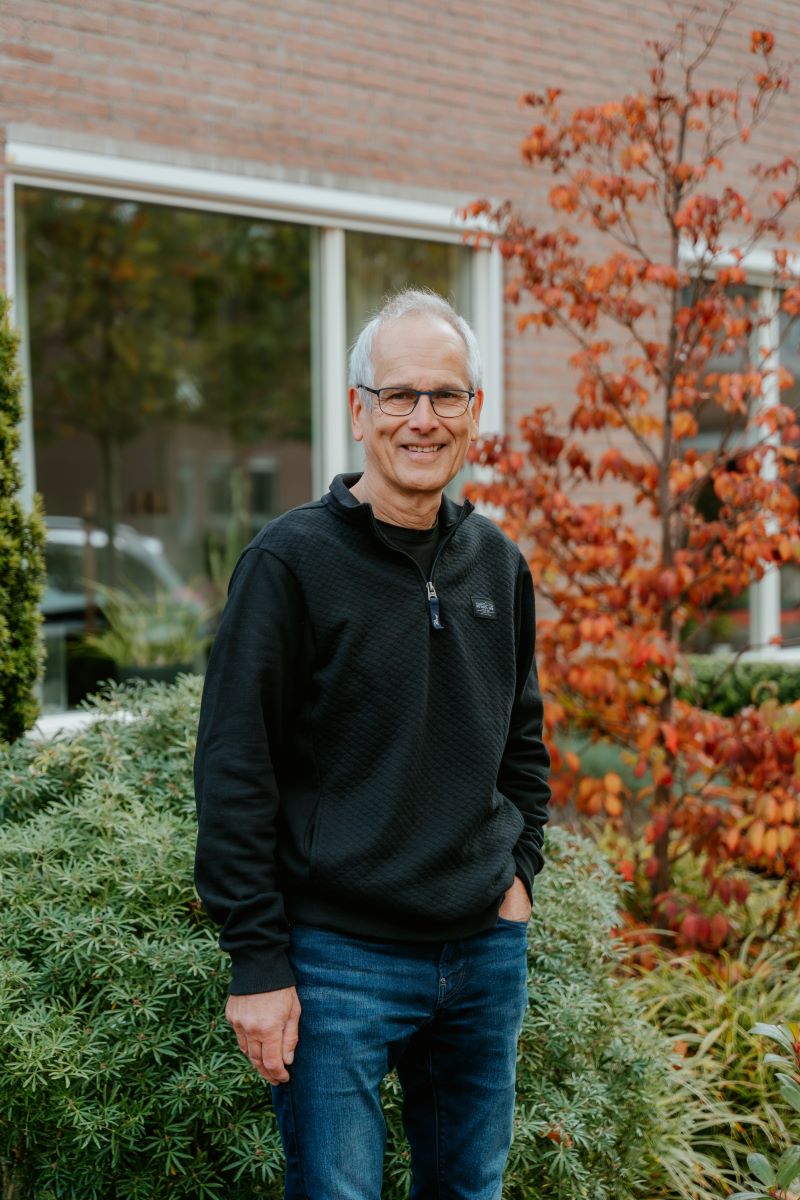 Jan Scholten voor zijn 2-onder-1-kapwoning uit 1984 in Hardenberg, die hij stap voor stap verduurzaamt richting aardgasvrij.